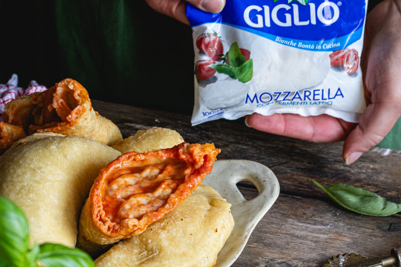 Panzerotti mozzarella e pomodoro